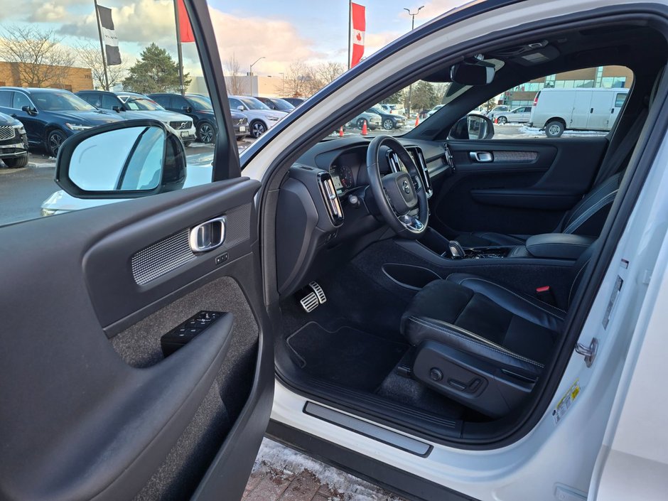 2022 Volvo XC40 R-DESIGN-12