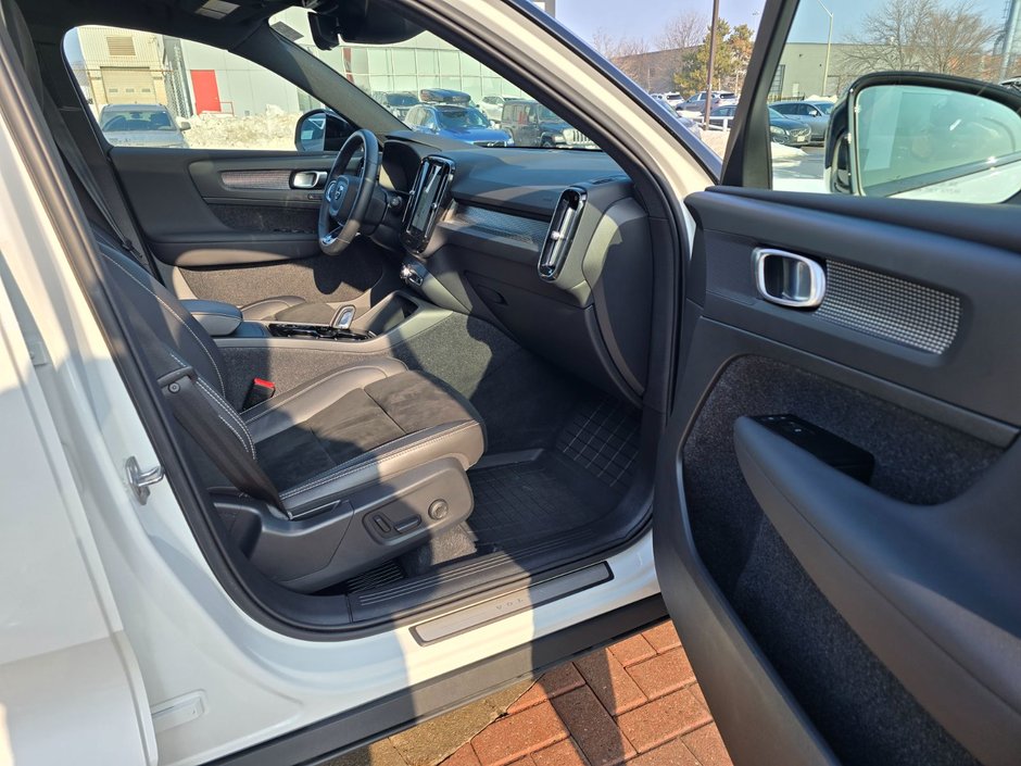 2022 Volvo XC40 R-DESIGN-22