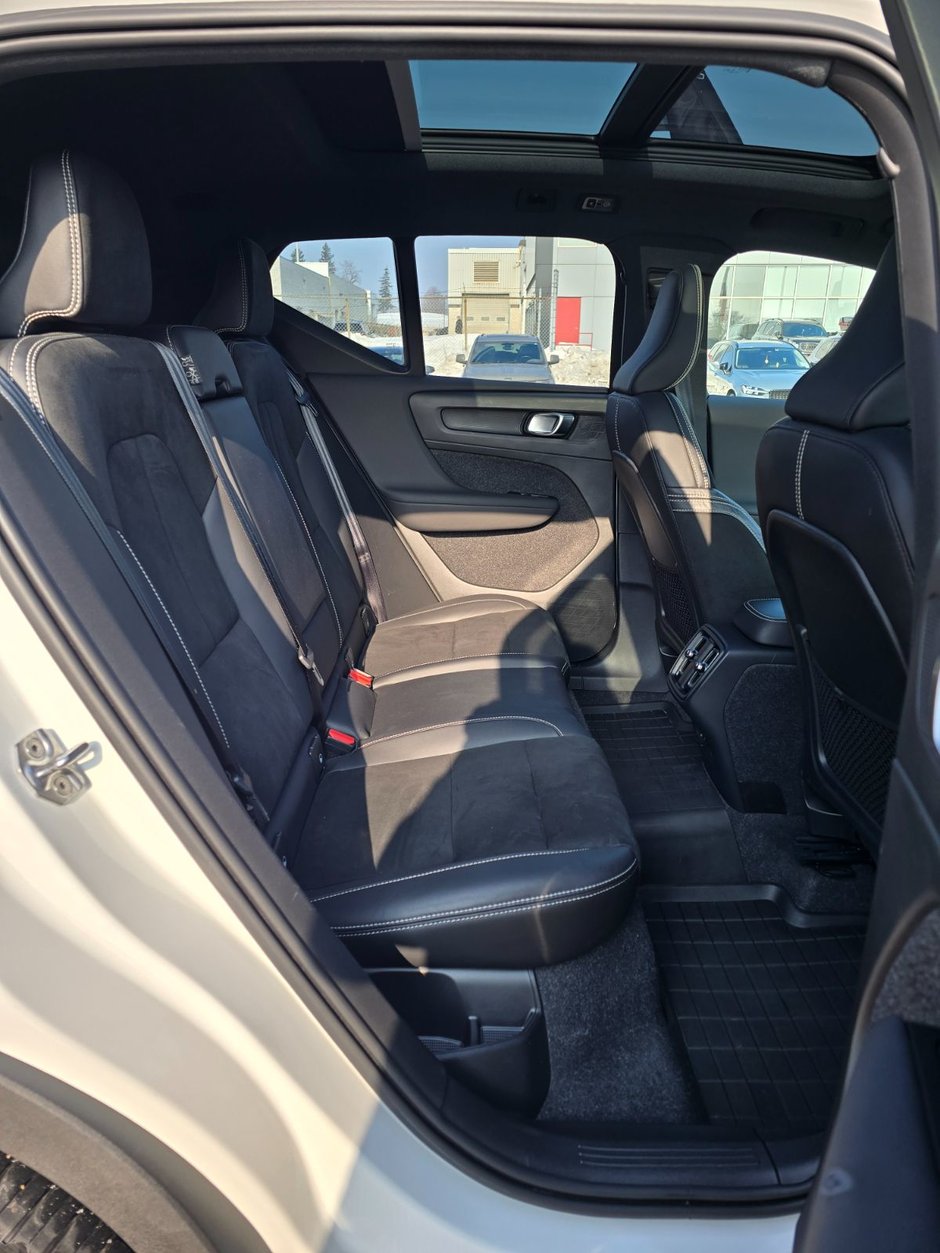 2022 Volvo XC40 R-DESIGN-19