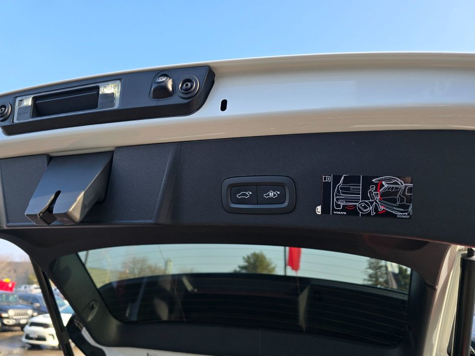 2022 Volvo XC40 R-DESIGN-17