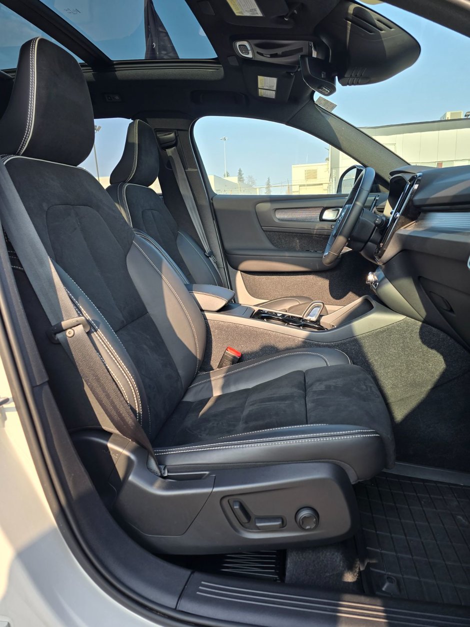 2022 Volvo XC40 R-DESIGN-23