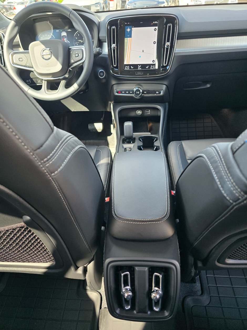 2022 Volvo XC40 MOMENTUM-21
