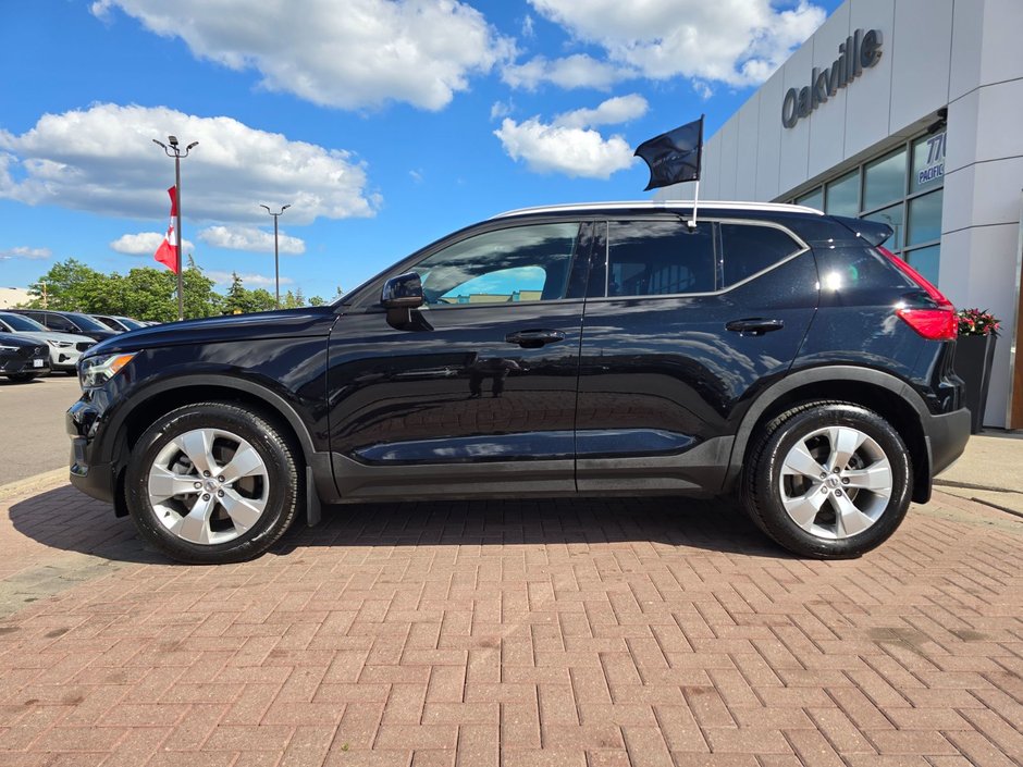 2022 Volvo XC40 MOMENTUM-9