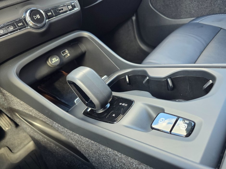 2022 Volvo XC40 MOMENTUM-28