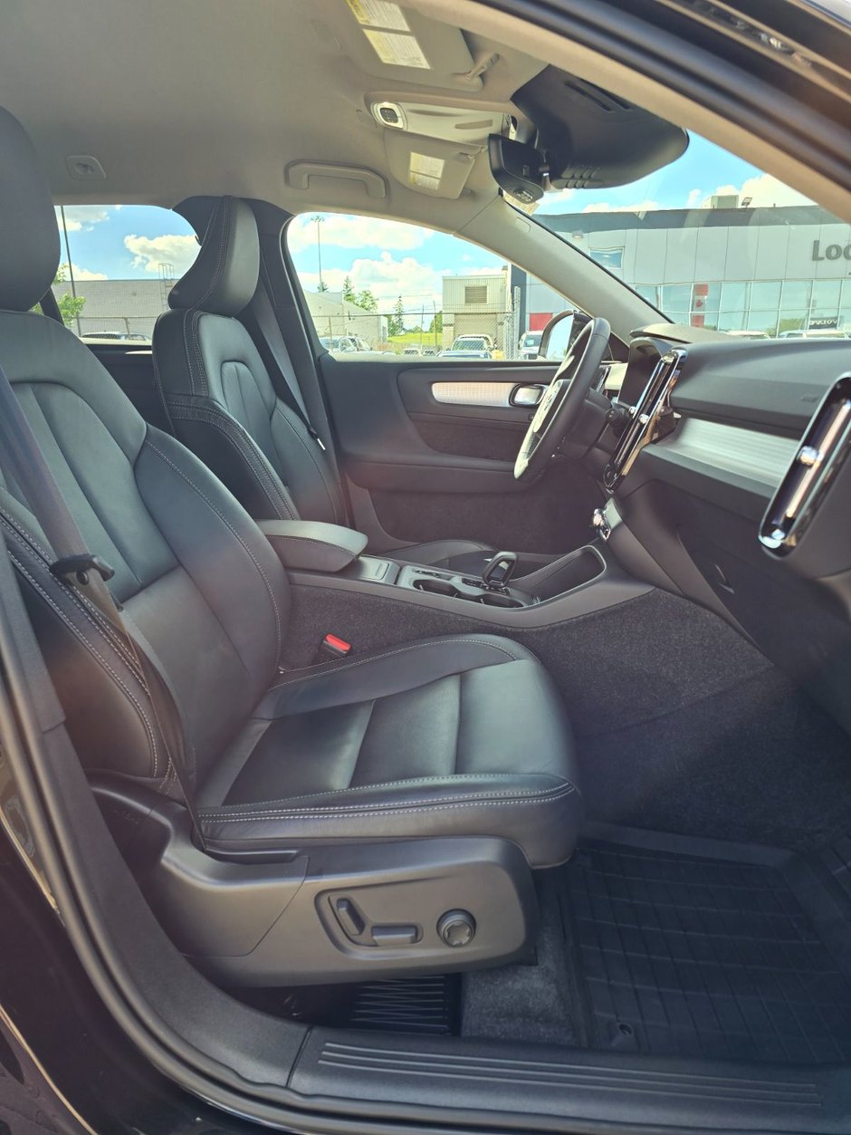 2022 Volvo XC40 MOMENTUM-23