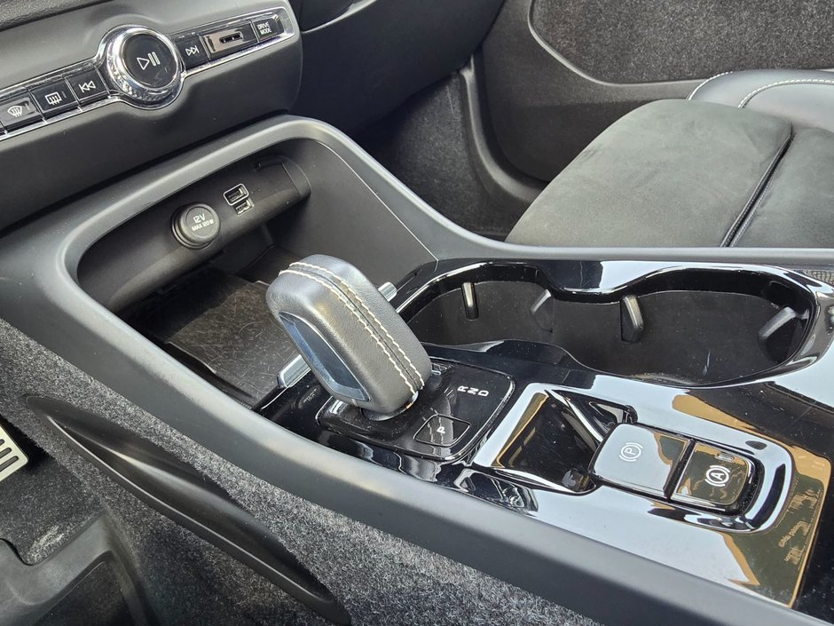 2022 Volvo XC40 R-DESIGN-27