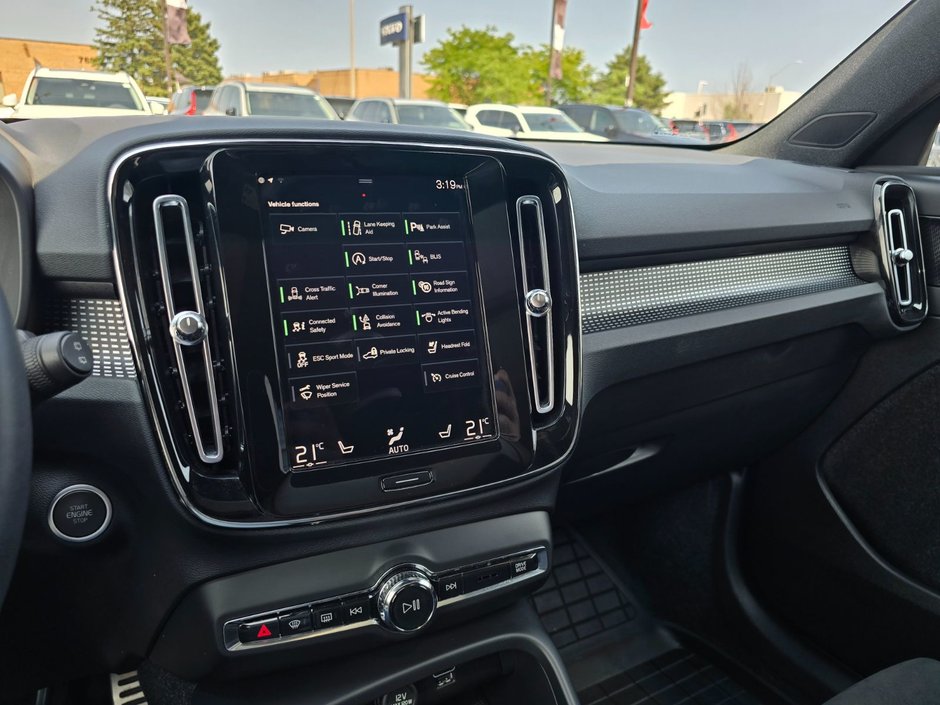 2022 Volvo XC40 R-DESIGN-26
