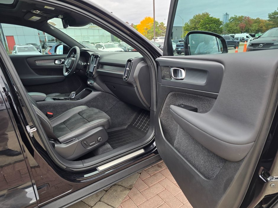 2022 Volvo XC40 R-DESIGN-23