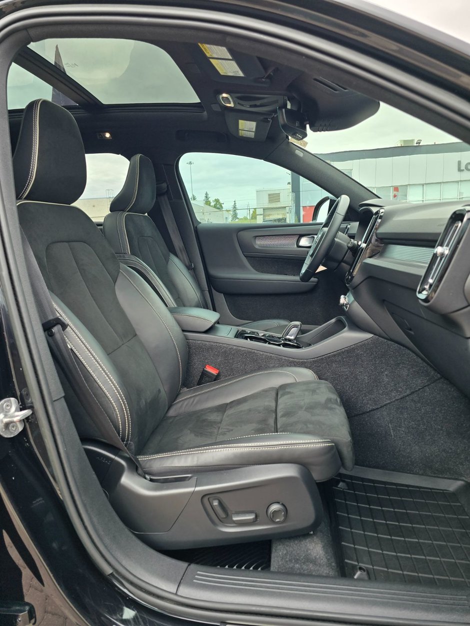 2022 Volvo XC40 R-DESIGN-24