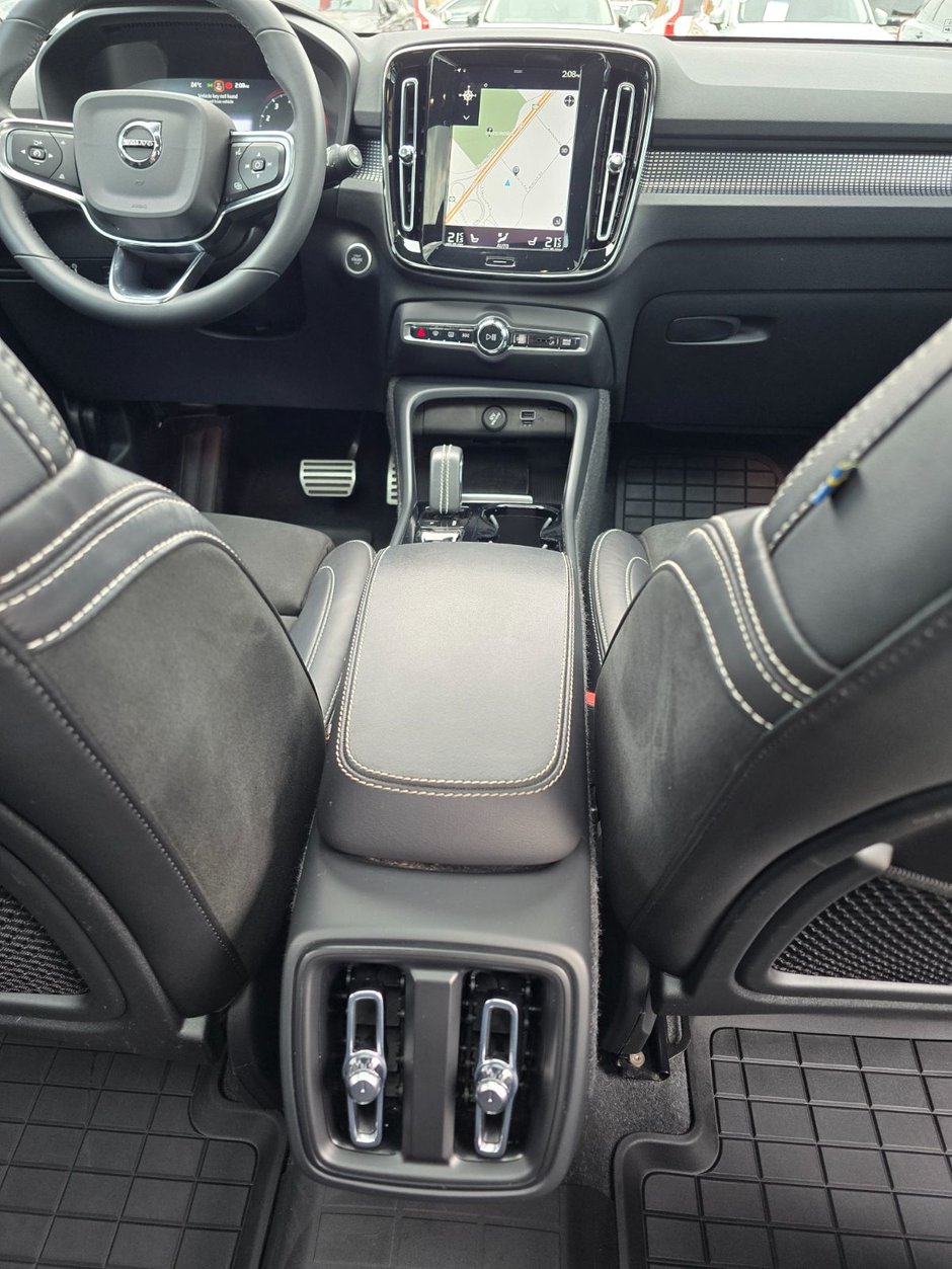2022 Volvo XC40 R-DESIGN-22