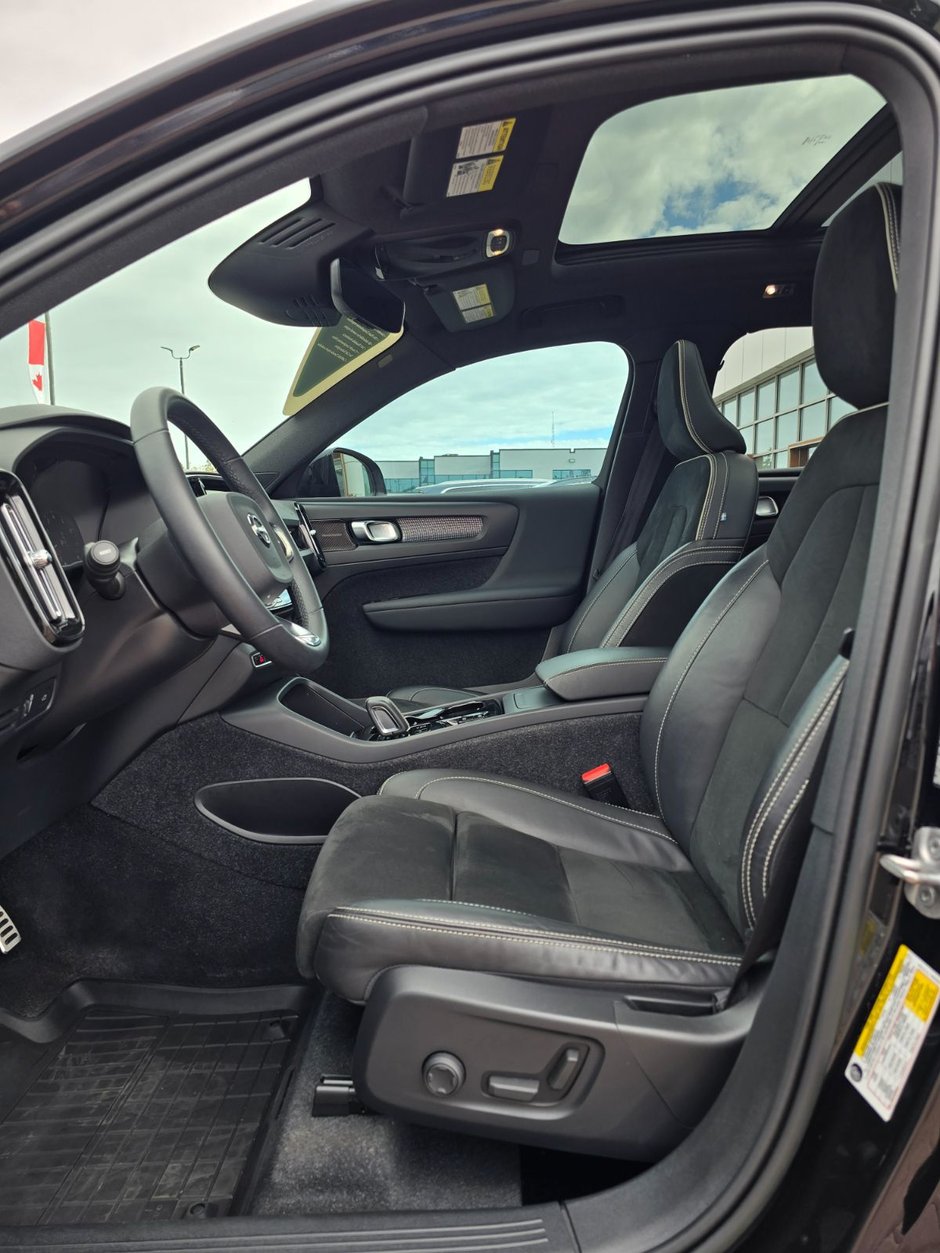 2022 Volvo XC40 R-DESIGN-25