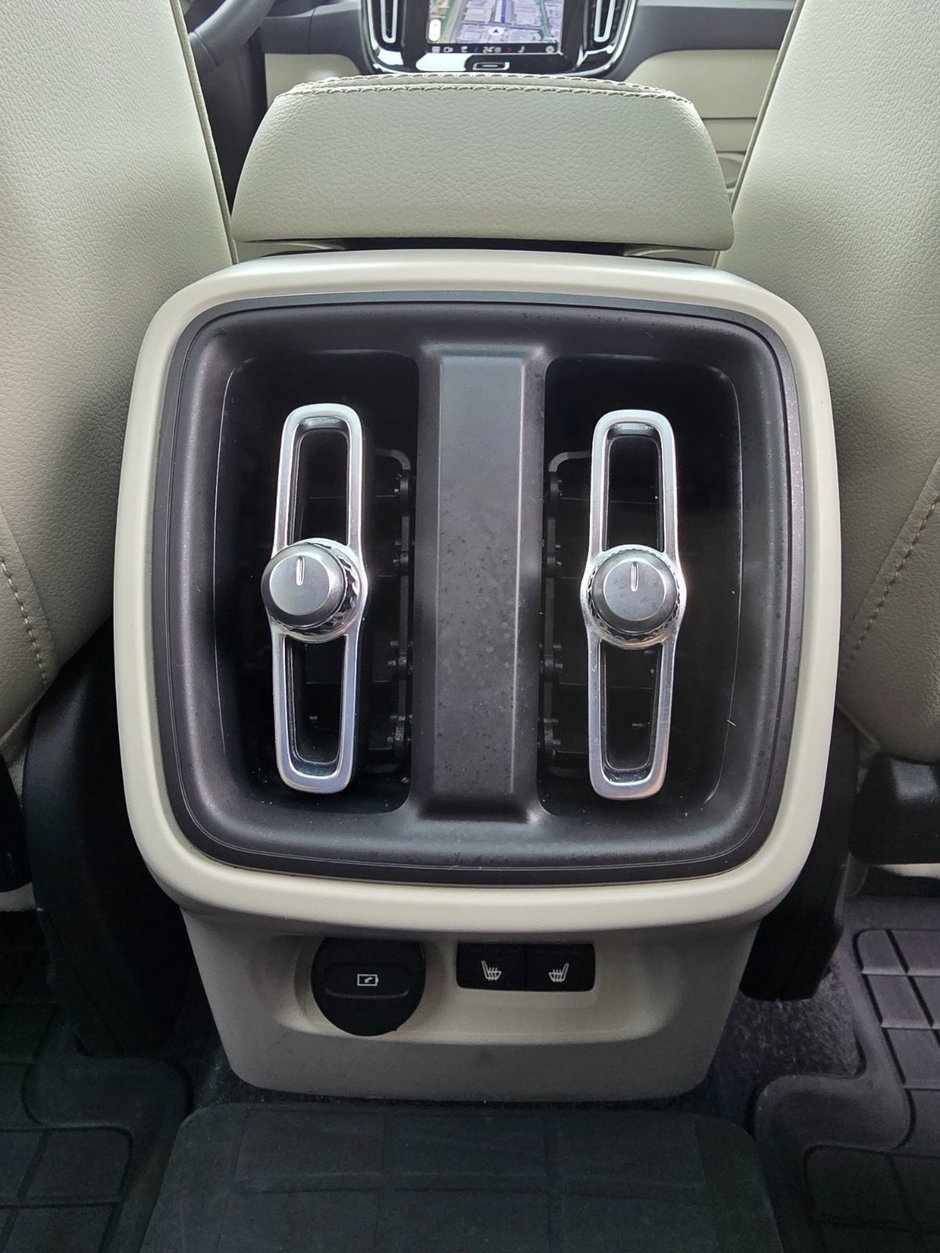 2023 Volvo XC40 ULTIMATE DARK THEME-20