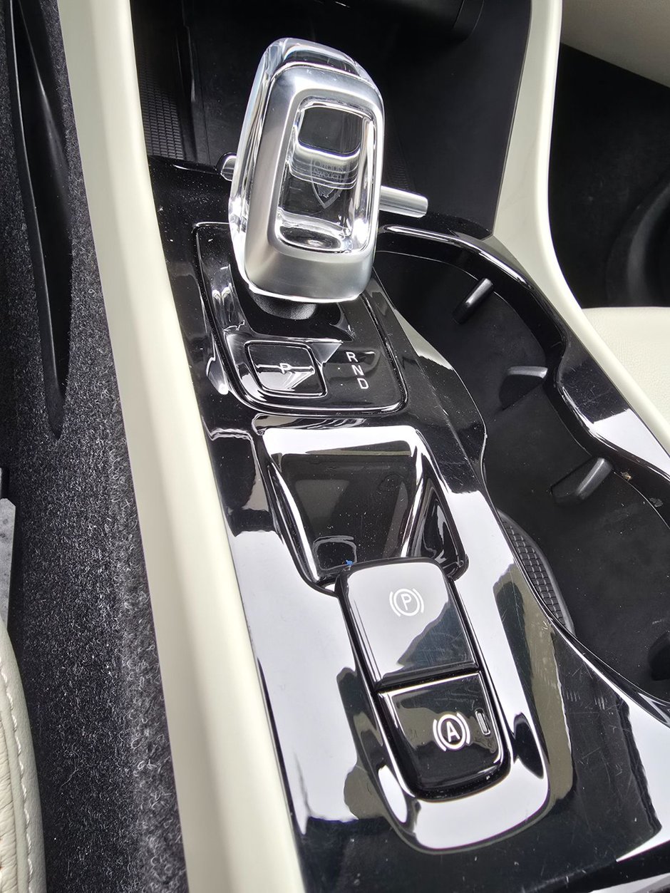 2023 Volvo XC40 ULTIMATE DARK THEME-29