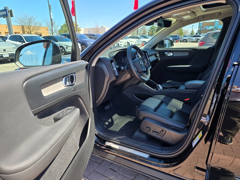 2024 Volvo XC40 PLUS DARK THEME-12
