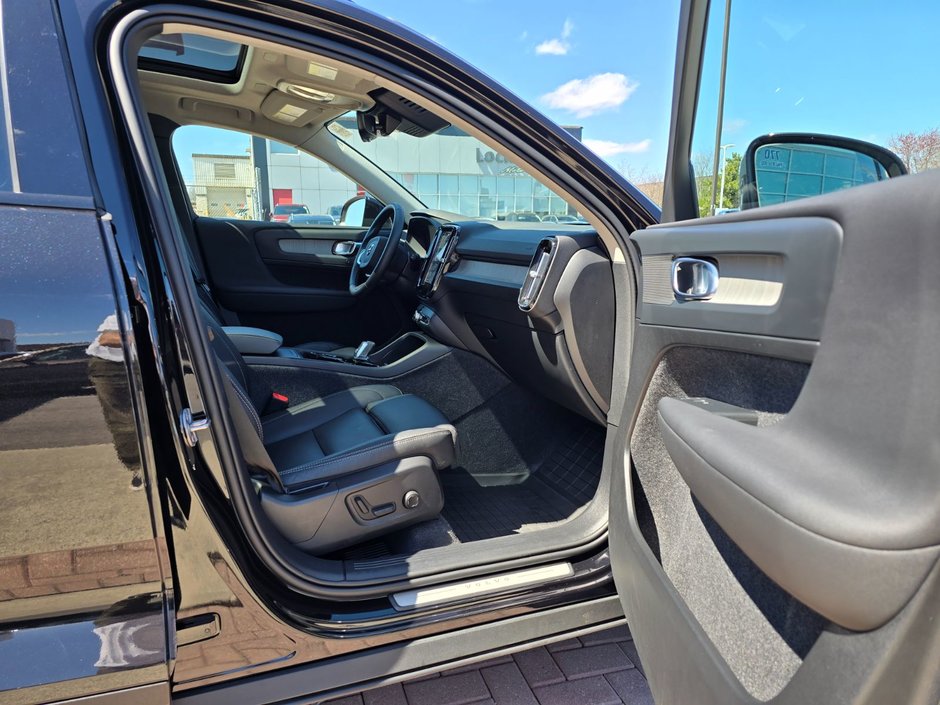 2024 Volvo XC40 PLUS DARK THEME-22