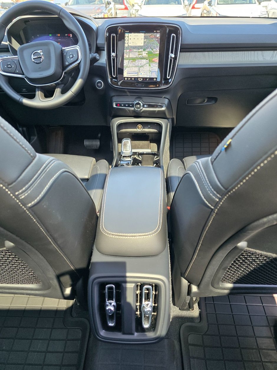 2024 Volvo XC40 PLUS DARK THEME-21