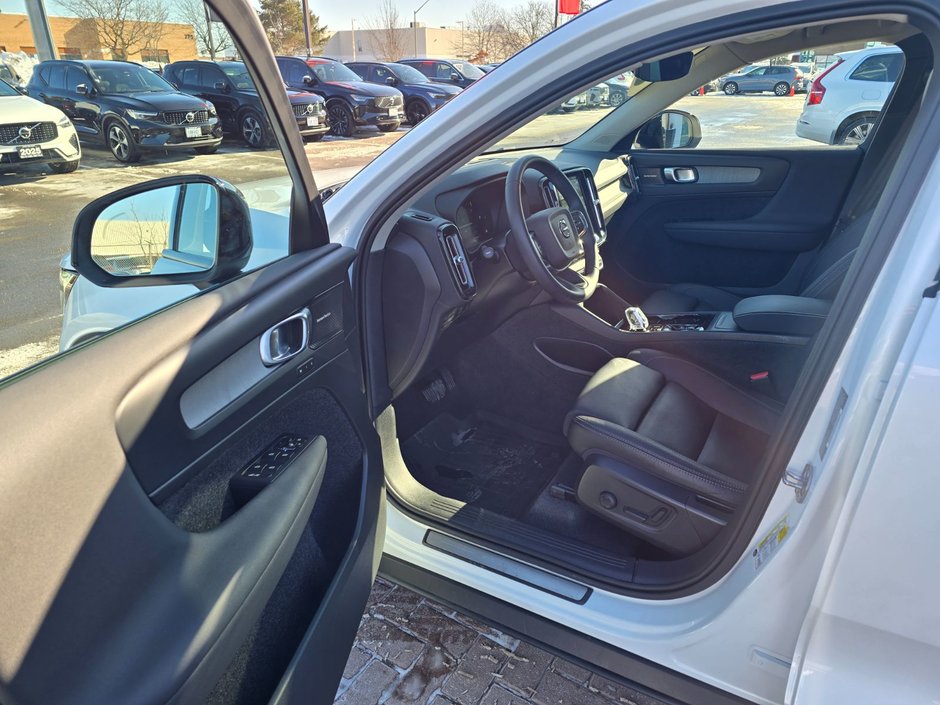 2024 Volvo XC40 ULTIMATE DARK THEME-12