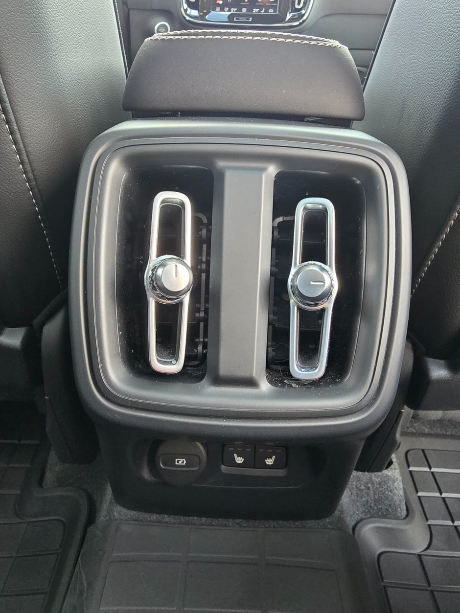 2024 Volvo XC40 ULTIMATE DARK THEME-20