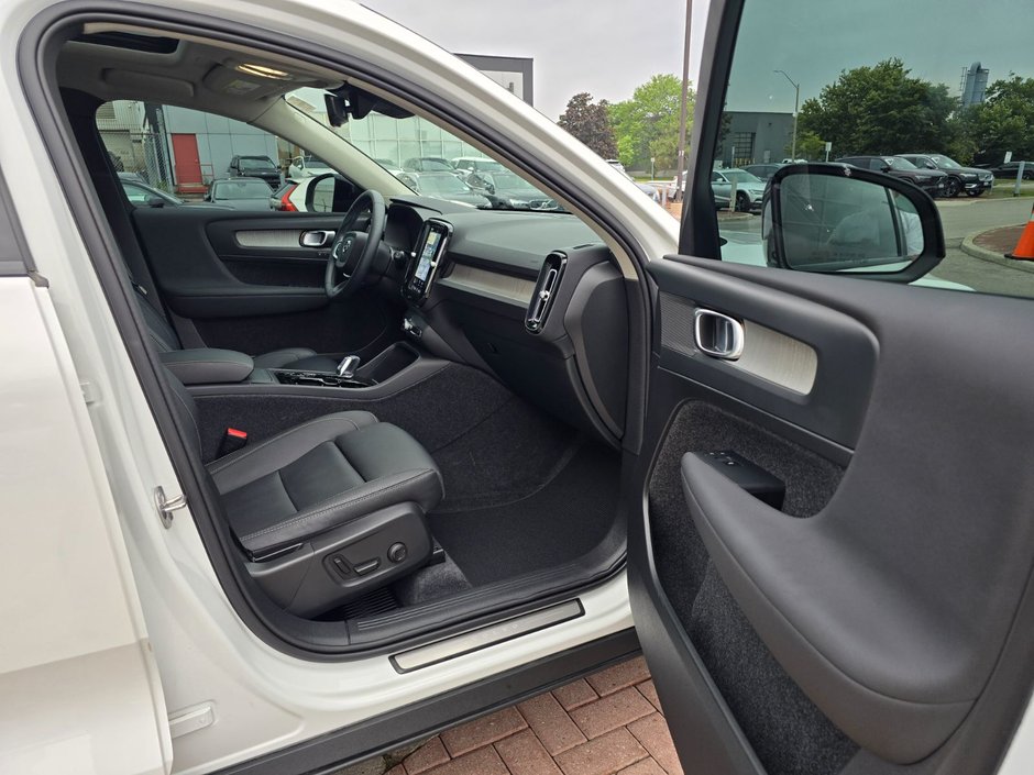 2024 Volvo XC40 PLUS DARK THEME-22
