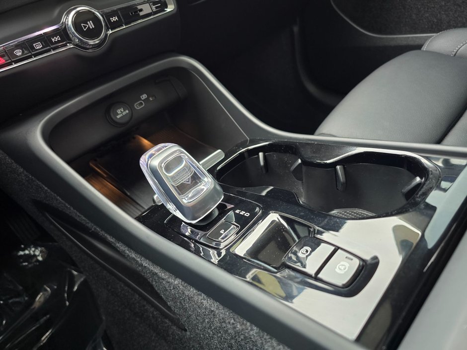 2024 Volvo XC40 PLUS DARK THEME-29
