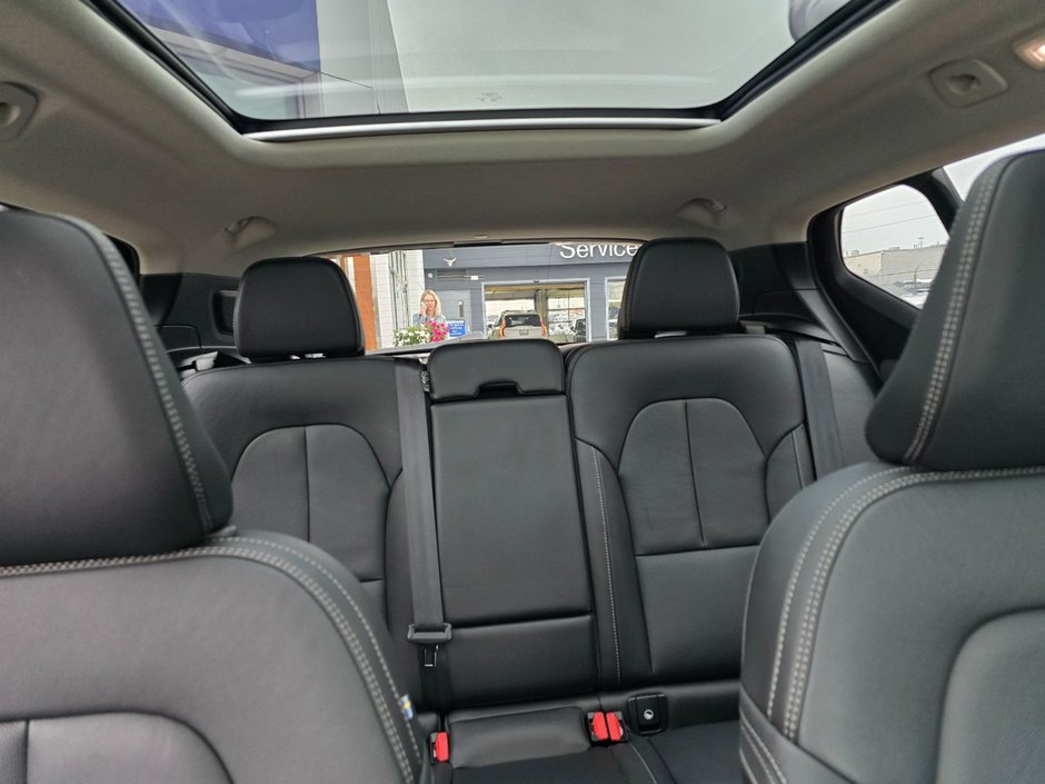 2024 Volvo XC40 PLUS DARK THEME-8