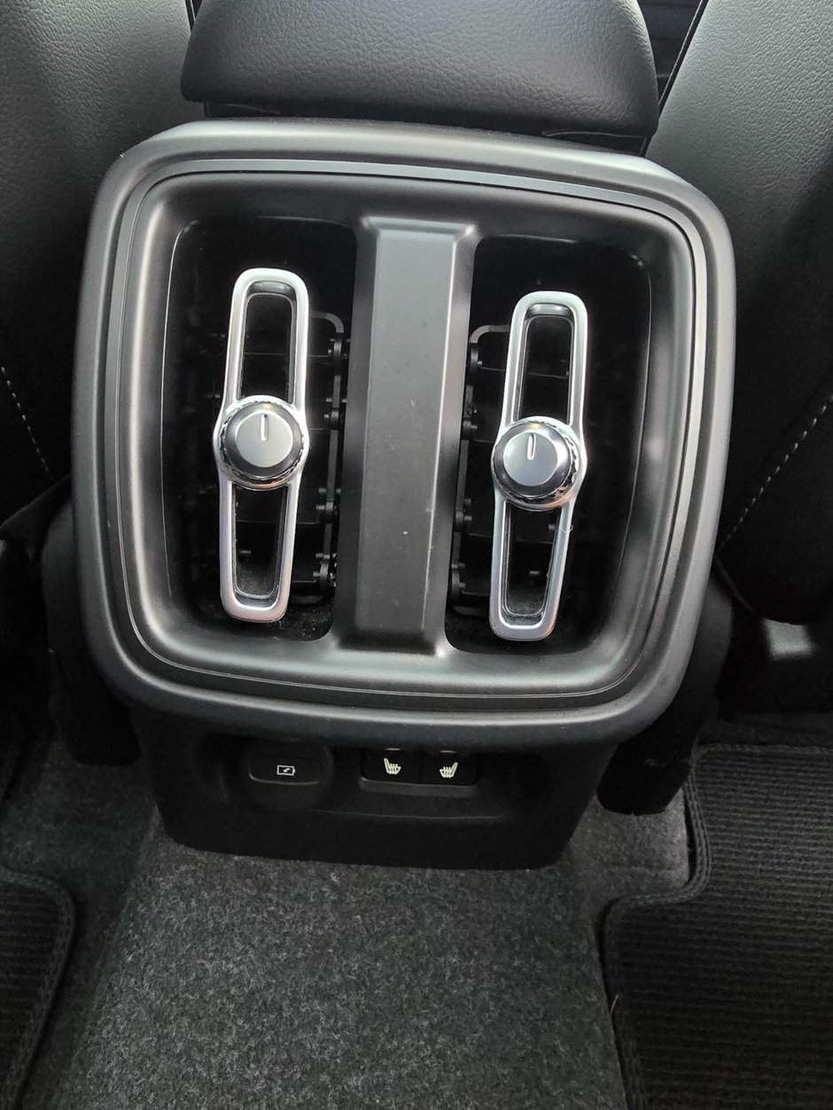 2024 Volvo XC40 PLUS DARK THEME-20