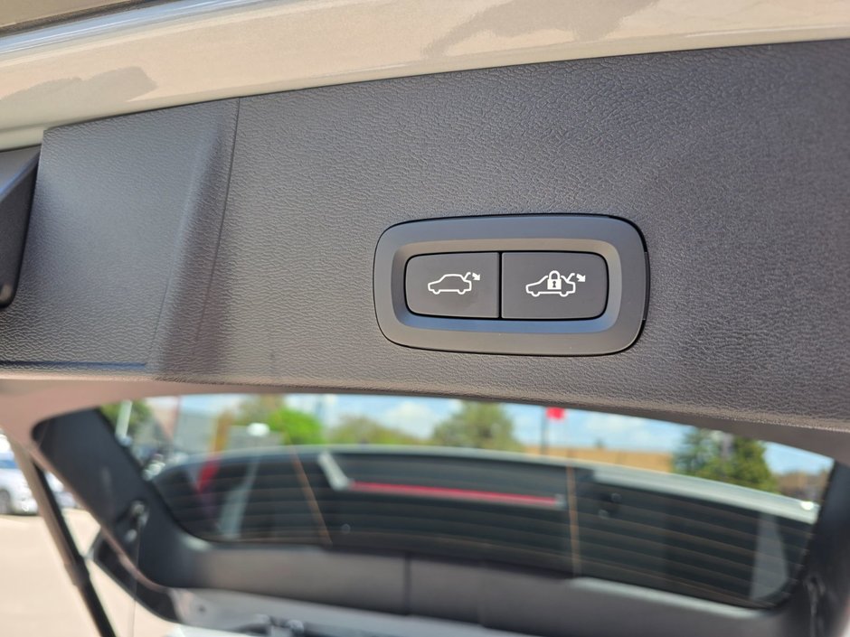 2025 Volvo XC40 PLUS DARK THEME-16
