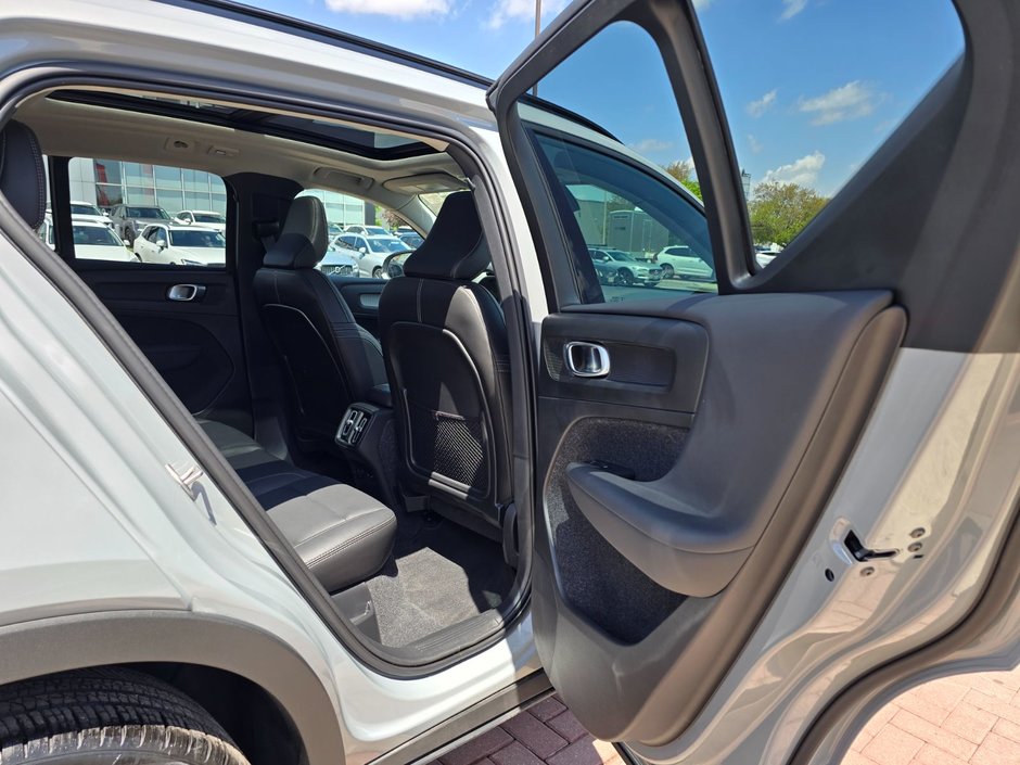 2025 Volvo XC40 PLUS DARK THEME-18