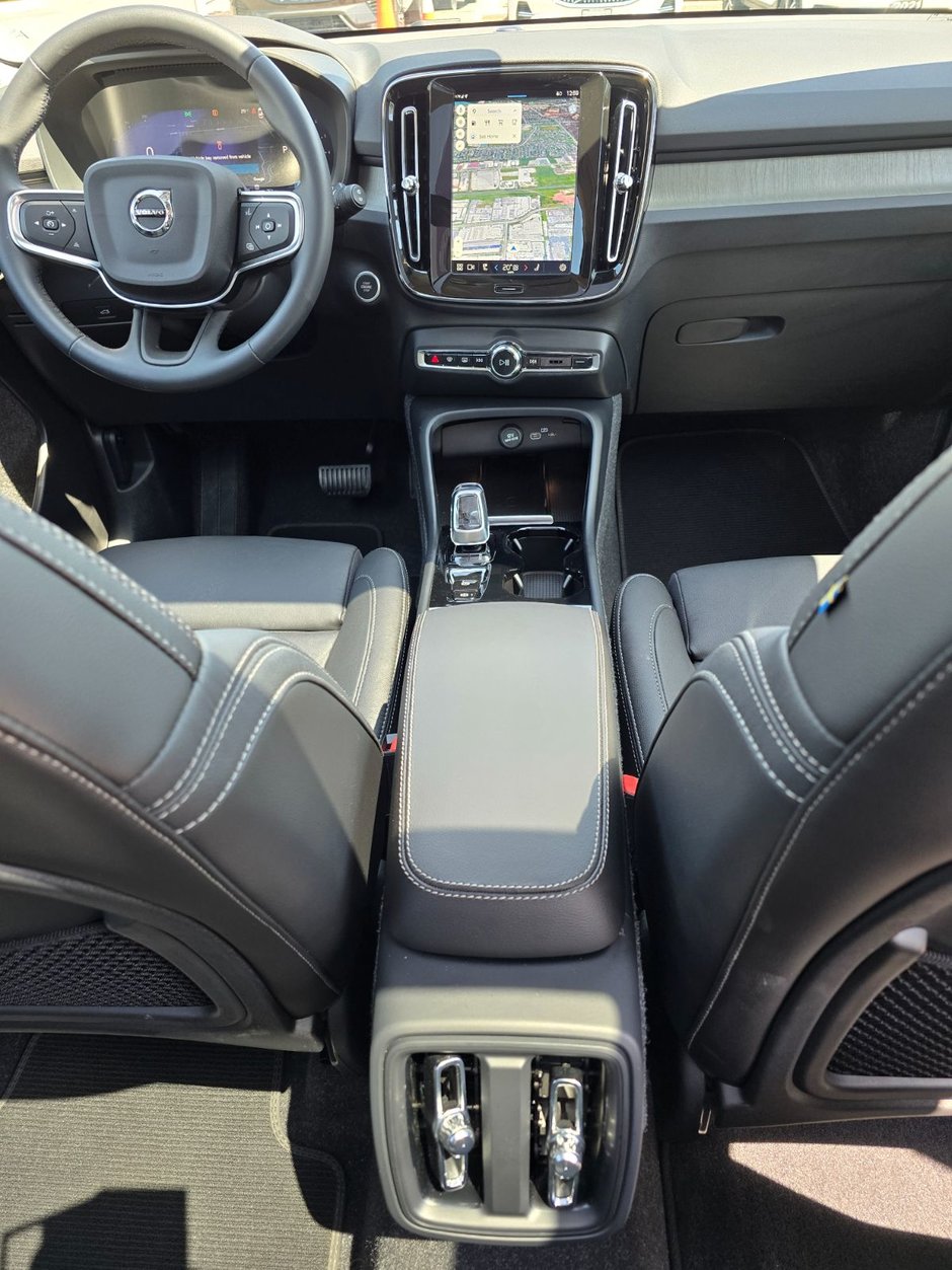 2025 Volvo XC40 PLUS DARK THEME-21