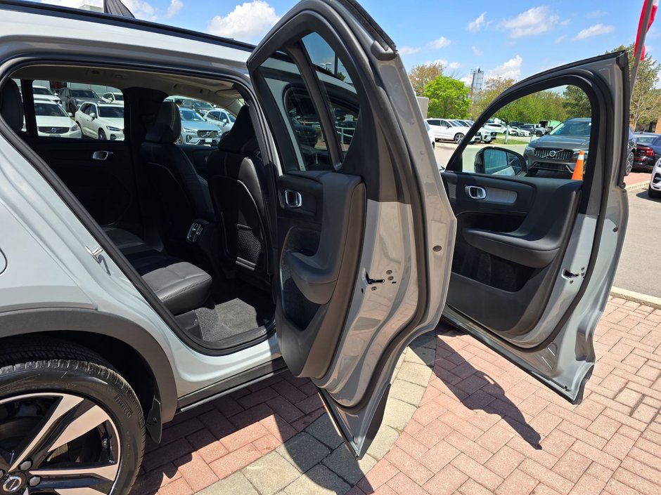 2025 Volvo XC40 PLUS DARK THEME-10