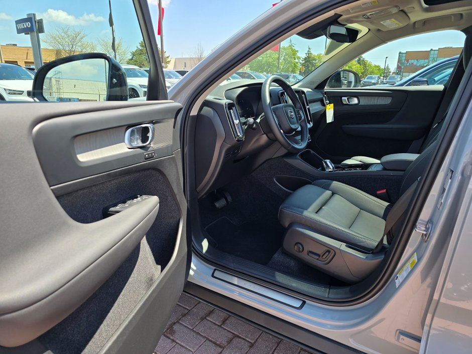 2025 Volvo XC40 PLUS DARK THEME-12