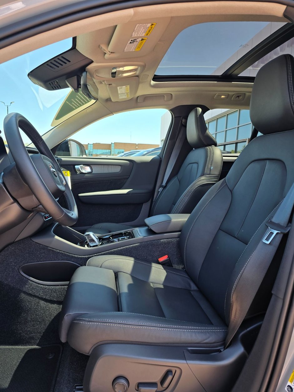 2025 Volvo XC40 PLUS DARK THEME-24