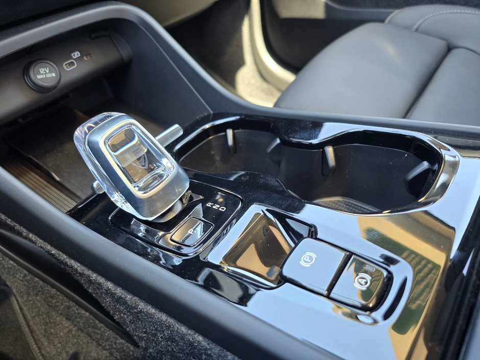 2025 Volvo XC40 PLUS DARK THEME-27