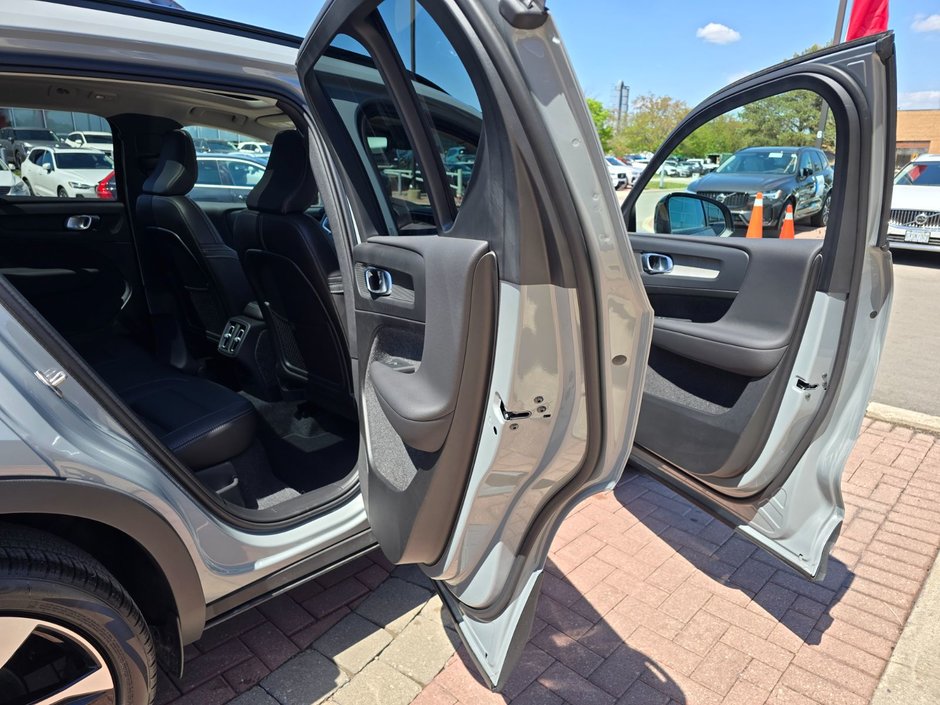 2025 Volvo XC40 PLUS DARK THEME-10