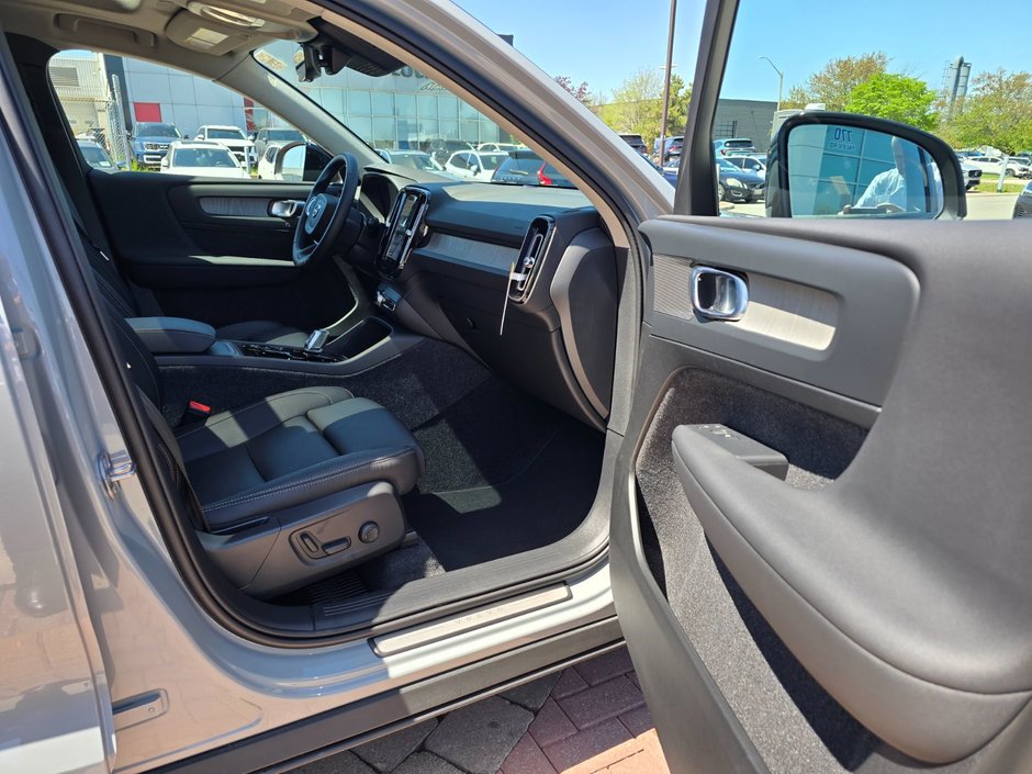 2025 Volvo XC40 PLUS DARK THEME-22