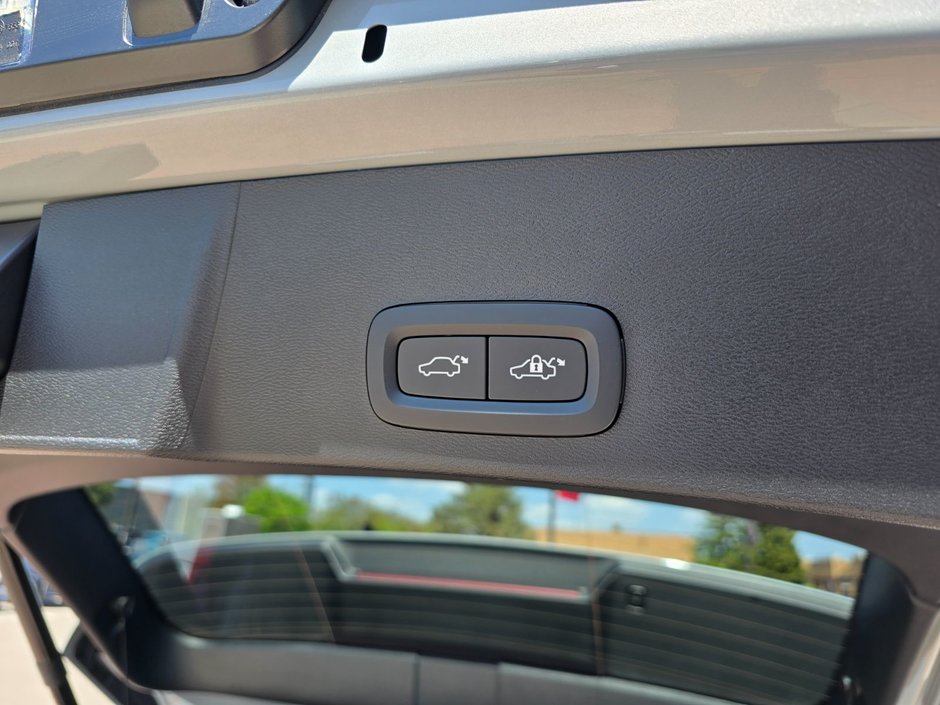 2025 Volvo XC40 PLUS DARK THEME-16