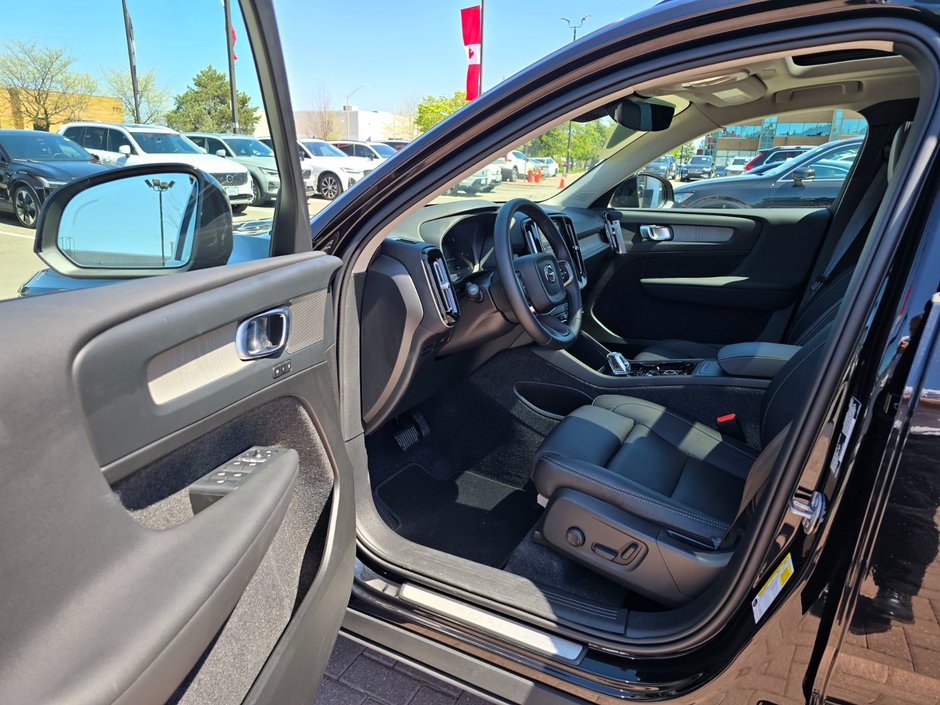 2025 Volvo XC40 PLUS DARK THEME-12
