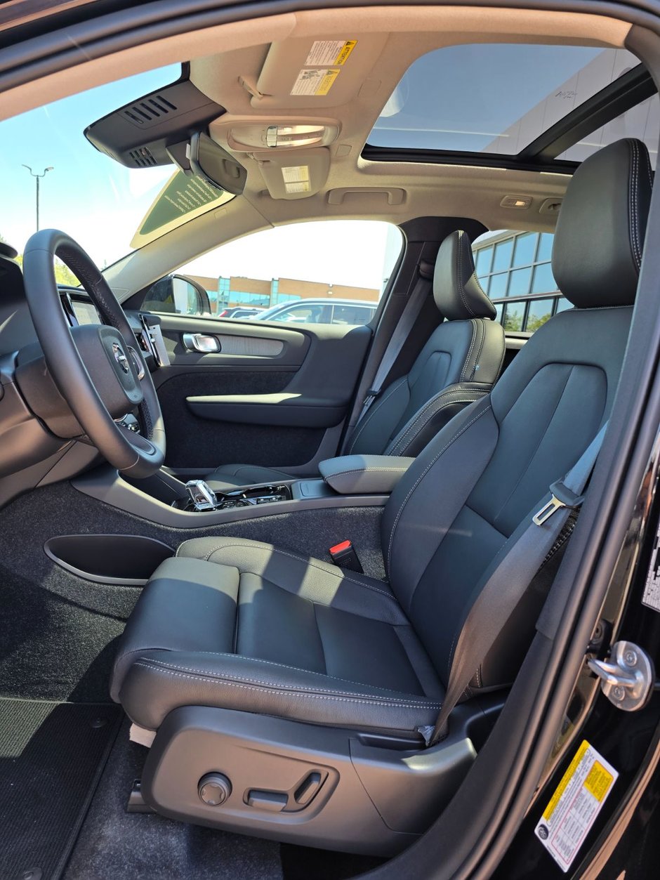 2025 Volvo XC40 PLUS DARK THEME-24