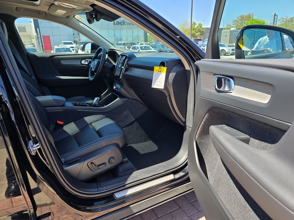2025 Volvo XC40 PLUS DARK THEME-22