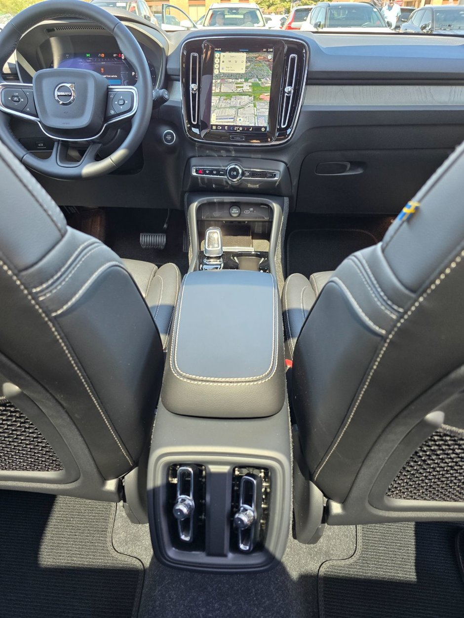2025 Volvo XC40 PLUS DARK THEME-21