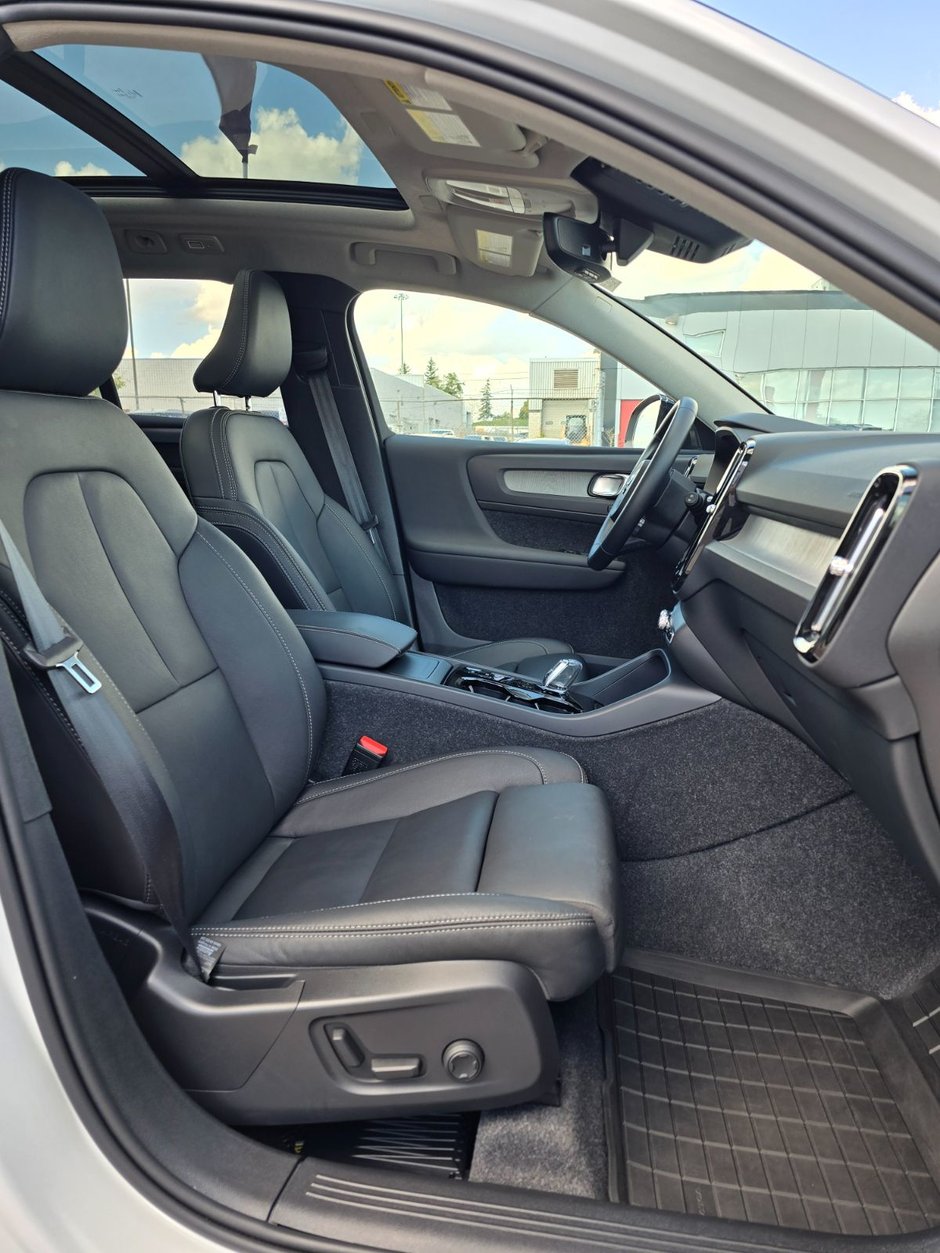 2025 Volvo XC40 PLUS DARK THEME-23