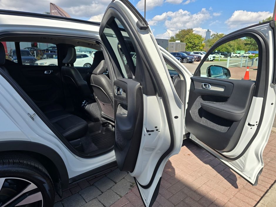 2025 Volvo XC40 PLUS DARK THEME-10