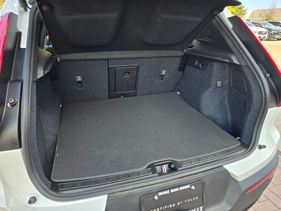 2025 Volvo XC40 PLUS DARK THEME-17