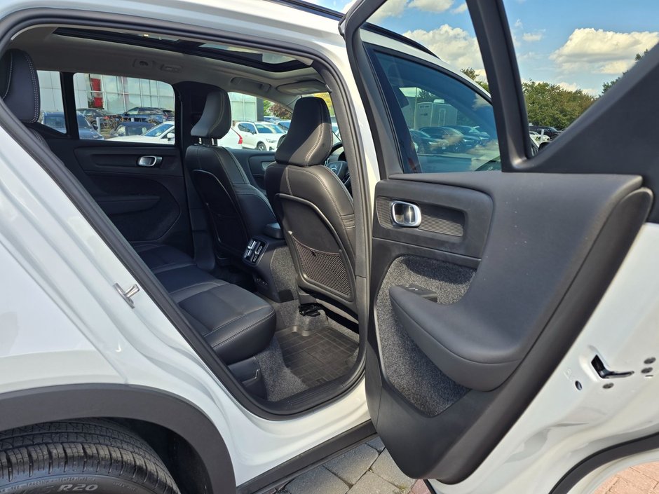 2025 Volvo XC40 PLUS DARK THEME-18