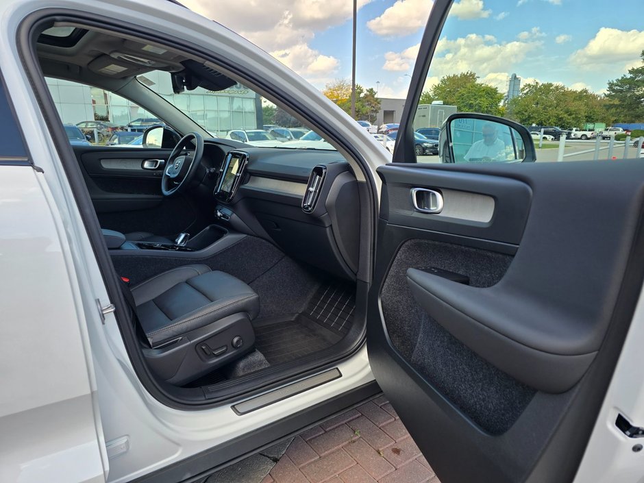 2025 Volvo XC40 PLUS DARK THEME-22