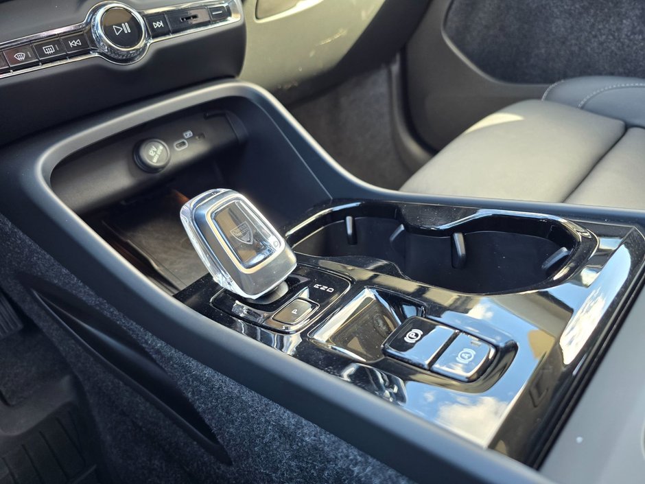 2025 Volvo XC40 PLUS DARK THEME-28