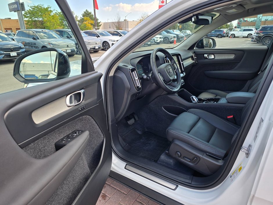 2025 Volvo XC40 PLUS DARK THEME-12