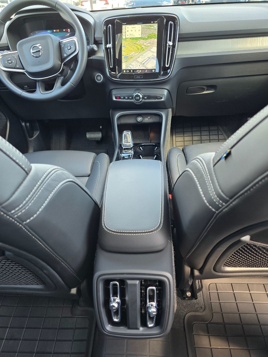 2025 Volvo XC40 PLUS DARK THEME-21