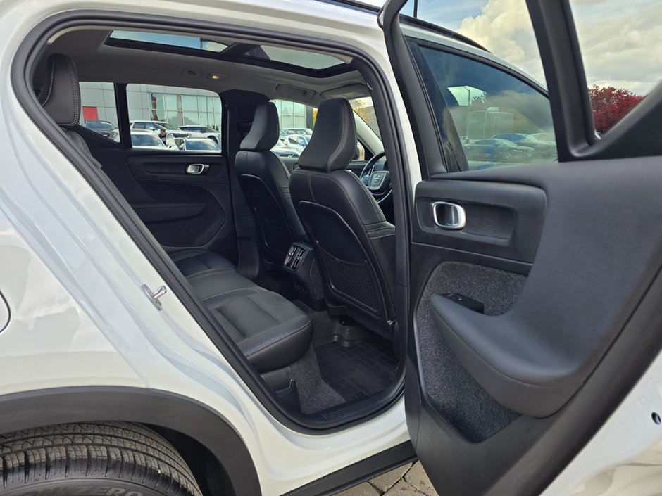 2025 Volvo XC40 PLUS DARK THEME-18