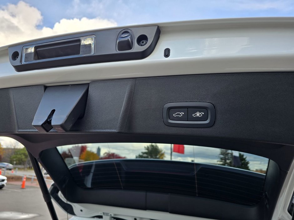 2025 Volvo XC40 PLUS DARK THEME-16